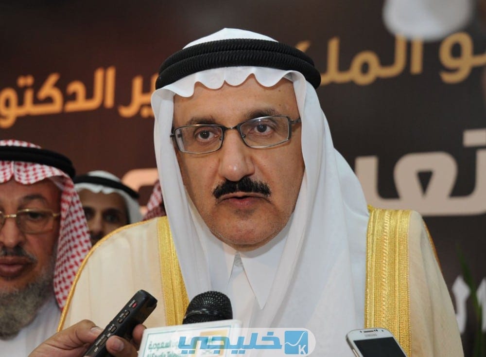 من هو الأمير منصور متعب وزير الدولة الجديد يتساءل العديد من المواطنين السعوديين حول من هو الأمير منصور متعب وزير الدولة الجديد، هو الابن الأكبر للأمير متعب بن عبد العزيز آل سعود، يبلغ من العمر 70 عامًا. وقد تقلّد منصب وزير دولة وعضو بمجلس الوزراء، مستشار لخادم الحرمين الشريفين في المملكة العربيّة السعوديّة. كما شغل العديد من المناصب الحكوميّة الهامّة في المملكة، بفضل تفانيه في العمل وخبرته الواسعة. بالتّالي لمع اسمه في كافّة أرجاء المملكة، حيث عمل منذ حصوله على الدّكتوراه في مختلف المجالات الهامة كمنصب وزير الشؤون البلديّة والقرويّة وغيره من المناصب الأخرى