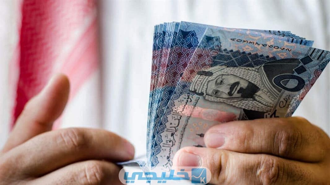 طريقة حساب مستحقات التأمينات بعد الاستقالة توفّر المؤسسة العامة للتأمينات الاجتماعية في السعودية خدمة إلكترونية تسمح للمستخدمين الاستعلام عن مستحقات مالية برقم الهوية التأمينات، كما وتُتيح لهم خدمة حساب مستحقاتهم. والتّأكد من وجود أي مستحقّات مثاليّة لم تصرف بعد. وللاستفادة من هذه الخدمة على المستخدم أن يكون مشتركًا بالنظام، ويتم حساب المستحقات وفقًا لما يلي:  مدّة الاشتراك السابقة وفقًا لتاريخ الواحد من شهر محرّم للعام 1422 هجري: هي متوسّط الأجر للسنتين الأخيرتين طيلة مدّة الاشتراك * مدة الاشتراك السابقة تقسيم 600. ثم تضاف النتيجة السابقة إلى قيمة إعانة المعالين. أيضًا مدّة الاشتراك اللاّحقة تبعًا لتاريخ الواحد من شهر محرّم للعام 1422 هجري: هي متوسّط الأجر للسنتين الأخيرتين طيلة مدّة الاشتراك * مدة الاشتراك السابقة تقسيم 480. كذلك إنّ قيمة المستحقات المالية من التأمينات الاجتماعية: هي مدّة الاشتراك السابقة وفقًا لتاريخ الواحد من شهر محرّم للعام 1422 هجري + مدّة الاشتراك اللاّحقة تبعًا لتاريخ الواحد من شهر محرّم للعام 1422 هجري.