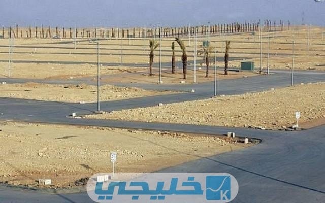 شروط إصدار تصريح تسوير الأراضي الفضاء في الرياض أعلنت وزارة الشؤون البلدية والقرويّة والإسكان بالتّعاون مع الهيئة العامّة للعقارات في المملكة السّعوديّة عن شروط إصدار تصريح تسوير الأراضي الفضاء في الرياض. حيث ينبغي استيفاء كافّة الشّروط قبل التّقديم بطلب التسوير، وهي كما يلي: أن تكون الأرض خالية من أي عمل إنشائي مُقام عليها أي يمنع بناء الملاحق أو أي مبنى داخل الأراضي الفضاء. كذلك أن تتواجد الأرض ضمن النّطاق العمراني المحدّد من قبل وزارة الشّؤون البلدية في السعودية. وذلك في الطرق الرئيسية والشريانيّة ذات الكثافات السكانية العالية والمحدّدة من قبل الأمانات والبلديات وفقًا لما تراه البلدية لتحقيق المصلحة العامّة. أيضًا ينبغي تقييم كل أرض لا تنطبق عليها معايير التواجد داخل النطاق العمراني المحدد من الوزارة. كما يُشترط أن تكون أرض الفضاء المطلوب إصدار رخصة لها مخصّصة فقط للسّكن وليست للعقارات التّجاريّة. أيضًا يسمح بإقامة باب واجحد للسور ولا يكون على الطرق التجاريّة، بشرط أن يُفتح من الدّاخل بشكل أفقي وعرض لا يقل عن 2.4 متر وأن يتم إغلاقها بشكل دائم. كما ينبغي أثناء بناء الأسوار مراعاة أمن وسلامة العاملين والمارّة والحفاظ على طبيعة البيئة المحيطة. كذلك يُمنع إزالة أو قص أي أشجار تقع على الأرصفة المحيطة ووضع أي مواد إعلانيّة دون العودة إلى الجهات المختصّة بالبلديّة. بالإضافة إلى ذلك ينبغي أن تكون الأرض موجودة ضمن الفئات والمناطق الدّاخلة في المرحلة.