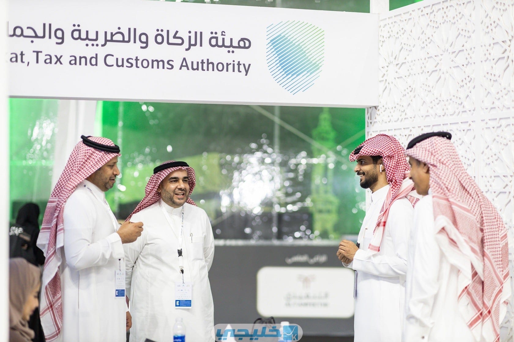 موعد تقديم المنشآت الخاضعة لضريبة الاستقطاع بالسعودية أوضحت الهيئة العامة للزكاة والدخل في السعودية موعد تقديم المنشآت الخاضعة لضريبة الاستقطاع بالسعودية. حيث من المهم تقديم الإقرار الضّريبي عن شهر سبتمبر/أيلول قبل نهاية اليوم العاشر من شهر أكتوبر/تشرين الأول، وذلك من خلال الموقع الإلكتروني الرسمي التّابع للهيئة. وتجدر الإشارة إلى أنّ ضريبة الاستقطاع تشمل كافّة المنشآت الغير مقيمة في السعوديّة لكنها تحصل على الدخل من نشاط داخل المملكة السعوديّة. وذلك وفقًا للائحة التنفيذيّة لنظام ضريبة الدّخل، حيث سيتم استقطاع المبلغ من إجمالي المبلغ المدفوع لغير المقيم. كما من المهم تقديم إقرار ضريبي للاستقطاع الشهري تبعًا لنموذج الهيئة أي في العشرة أيام الأولى من الشهر الذي يلي الشهر الذي تمّ الدّفع فيه لغير المقيم. بالتّالي من المهم أن تقوم المنشآت بحفظ كافّة المستندات والسجلات لمدة لا تقل عن 10 سنوات بعد الدفع. والتي تثبت الالتزام بشروط الاستقطاع التي وضعتها الهيئة، مع ضرورة وضع اسم وعنوان المستفيد ونوع الدفعة وقيمتها، كذلك المبلغ المستقطع ضمن السجلات.