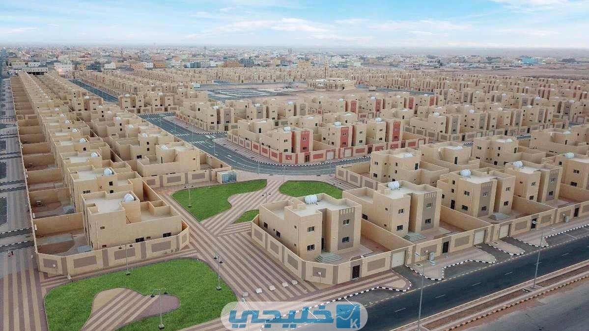 كم مرة يحق للأسرة الاستفادة من الدعم السكني إنّ السؤال حول كم مرة يحق للأسرة الاستفادة من الدعم السكني، سؤال يبحث عنه العديد من المواطنين، وخاصّة مع اقتراب موعد صرف الدعم السكني. بالتّالي أوضّحت وزارة الإسكان السعوديّة كم مرة يحق للأسرة الاستفادة من الدعم السكني على النّحو التّالي: في حال كان الدخل الشهري للأسرة لا يتجاوز 14000 ريال سعودي، يتم صرف 100% من قيمة الدّعم السكني للمستحق. ‬‬‬ كذلك في حال كان الدخل الشهري للفرد الواحد يتجاوز 15000 ريال سعودي، يتم صرف 95% من قيمة الدعم السكني.‬ أيضًا يتم صرف 100% من قيمة الدعم السكني في حال كان الدخل الشهري للأسرة لا يتجاوز 15000 ريالًا سعوديًّا. ‬‬‬ كما يتم صرف 90% من مبلغ الدعم السكني للفرد الذي لا يتجاوز معاشه الشهري أكثر من 16000 ريال سعودي. ‬ أيضًا يتم صرف 100% من قيمة الدعم السكني للأسر التي تتكون من ثلاثة أفراد ولا يتجاوز دخلها الشهري أكثر من 16000 ريالًا سعوديًّا. ‬‬‬ كذلك يتم صرف 85% من قيمة الدّعم السّكني للفرد الذي لا يتجاوز معاشه الشهري 17000 ريالًا سعوديًّا. ‬ كما يتم صرف 100% من قيمة الدّعم للأسر التي تتكون من أربع أفراد ولا يتجاوز معاشه الشهري 17000 ريالًا سعوديًّا. ‬‬‬ ويتم صرف 80% من قيمة الدعم السكني للفرد الذي لا يتجاوز دخله الشهري 18000 ريالًا سعوديًّا. ‬ كما يتم صرف يصرف 100% من قيمة الدعم للأسر التي يزيد عددها عن خمسة أفراد. أيضًا يتم صرف 75% من قيمة الدعم السكني للفرد الذي يتجاوز معاشه الشهري عن 19000 ريالًا سعوديًّ. ‬ ويتم يصرف 100% للأسر التي يتجاوز عددها ستة أفراد 20000 ريالًا سعوديًّا. ‬ بالإضافة إلى ذلك يتم يصرف 100% للأسر التي يتجاوز عددها عن سبعة أفراد.