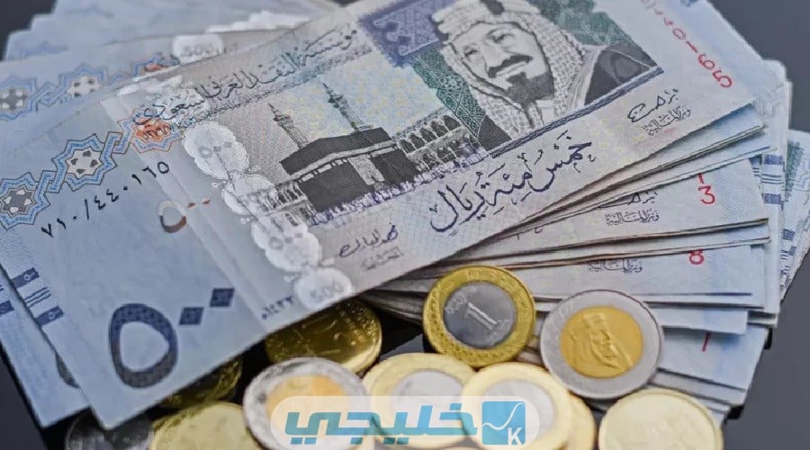 بأمر ملكي من #السعوديةىصرف مكافأة تشجيعية جديدة لهذه الفئات بداية من اليوم
اقرأ أيضًا:الاستعلام عن رصيد المدفوعات برقم الإقامة السعوديةاقرأ أيضًا:شروط حساب المواطن الجديد 1445 حاسبة حساب المواطن ca.gov.saاقرأ أيضًا:الاستعلام عن نتائج الرخصة المهنية للمعلمين عبر موقع قياساقرأ أيضًا:شروط الإعفاء من القروض من الديوان الملكيمكافأة تشجيعية للمواطنين السعوديين
وافق مجلس الوزارة السعودية على حوكمة منح المكافآت التشجيعية لمن يساعد في الكشف عن أي مخالفة للأحكام النظامية وتسري الحوكمة الجديدة على من يساعد من غير الموظفين أو العاملين في الجهة المعنية أو المستعان بهم في ضبط المخالفات أو الرقابة أو التفتيشوقد أكدت بنود القرار أن الحوكمة لا تسري على الحوكمة على الإبلاغ عن الجرائم وهذا بعد الاطلاع م نقبل مجلس الوزراء في جلسة ترأسها خادم الحرمين الشريفين الملك سلمان بن عبدالعزيز السعود على المعاملة الواردة من الديوان الملكي برقم 67477 تاريخي 21/11/1442هـ فيما يخص مشروع حوكمة منح المكافآت التشجيعية لمن يساعد في الكشف ع ناي مخالفة للأحكام النظاميةصرف مكافأة تشجيعية للمواطنين السعوديين
أصدر الديوان الملكي أمرًا يقضي بصرف مكافآت تشجيعية  لأي من الأشخاص الذين يبادرون بالكشف عن المخالفات التابعة للأحكام النظامية وقد أعلن مجلس الوزراء عن توزيع المكافأة بأمر من خادم الحرمين الشريفين لفئات محددة من المواطنينفئات المواطنين المستحقين للمكافأة التشجيعية
تشمل المكافأة التشجيعية الفئات التالية من المواطنين:الموظفين العاملين بالدولة السعودية
جميع العاملين في الدولة
جميع المواطنين السعوديين
أهداف المكافأة التشجيعية
يهدف الأمر الملكي بتوزيع المكافأة التشجيعية في تعزيز الصلة بين المواطن والدولة من خلال التعاون على تطبيق القوانين والإبلاغ عن المخالفات لضبطها بالإضافة إلى سد الفجوة بين المواطن والدولة لإتمام آلية الرقابة بشكل عام مما يقنن من جولات التفتيش ويعزز الانضباط الذاتيمكافأة تشجيعية في السعودية من اليوم
وفقا للتفاصيل التي حصلنا عليها من مصادر مطلعة ومن البيانات التي تم نشرها على منصة المركز الوطني فإن المكافأة التشجيعية تتألف من شروط معينة لضمان تطبيق آلية منح المكافآت التشجيعية بالإضافة إلى عدد من المعايير.شروط الحصول على المكافأة التشجيعية
إليكم شروط الحصول على المكافأة التشجيعية والتي تم وضعها من الجهات المعنية وهي:من أهم شروط منح المكافأة التشجيعية هو توافر أحد النصوص النظامي والتي بموجبها يتم منح صلاحية كاملة للجهات المختصة من أجل منح المكافأة التشجيعية للشخص الذي يبلغ عن أي مخالفة
يجب أن يكون البلاغ هادفا إلى تقديم المساعدة الكاملة للجهة المختصة لإجراء الكشف اللازم واتخاذ الإجراءات القانونية لمنع أي مخالفة
ألا يكون البلاغ لأهداف شخصية
ألا يكون المبلغ مشتركا بالجريمة إلا في حال أراد الاعتراف
لا يتم قبول البلاغ عن نفس الجريمة مرتين
عدم وجود قرابة بين الشخص المبلغ عن المخالفة والشخص المفتش.
حوكمة منح المكافآت التشجيعية لمن يساعد في الكشف عن المخالفة
فيما يلي حوكمة منح المكافآت التشجيعية لمن يساعد في الكف عن أي مخالفة للأحكام النظامية وهي:تسري الحوكمة على من يساعد من غير الموظفين أو العاملين في الجهة المعنية أو المستعان بهم في ضبط المخالفات أو الرقابة أو التفتيش
لا تسري الحوكمة على الإبلاغ عن الجرائم
يجب عدم الإخلال بأي نص نظامي يحدد شركا أو أكثر لمنح المكافأة التشجيعية
أن يؤدي البلاغ إلى المساهمة في الكشف أن المخالفة
ألا يكون المبلغ شريكا في ارتكاب المخالفة المبلغ عنها
ألا تكن المخالفة مبلغ عنها سابقا
ألا يكون المبلغ قريبا من الدرجة الأولى للمفتش المسؤول عن ضبط وإثبات المخالفة المبلغ عنها
ألا يخل توافر الشرو طالوارد أعلاه في حق المبلغ بالسلط ةالتقديرية للجهة المعنية في تقرير استحقاق المكافأة التشجيعية في الحالات التي يكون فيها منح المكافأة جوازيا
تشكل في كل جهة معنية بقرار من رئيسها وتكون مكونة من خمسة أعضا لتقل مرتبة كل واحد منهم ع المرتبة العاشرة أو ما يعادلها ويكون من بينهم مستشار نظامي
تتولى دراسة الحالات المرشحة للحصول على المكافأة التشجيعية ومدى استحقاق كل حالة ومقدرها في حدود ما نصت عليه الأحكام النظامي الخاصة بمنح المكافأة التشجيعية وفقا لما يرد في الحوكمة
تصدر اللجنة توصياتها بالأغلبية وتعرض على رئيس الجهة المعنية للنظر في اعتمادها
يعاد تشكيل اللجنة كل 3 سنوات
تراعي اللجنة عند تقديرها لمنح الكافات ما يلي:
مدى خطورة المخالفة وأهميتها
مدى صعوبة اكتشاف المخالفة
الجهد المبذول من المبلغ في اكتشاف المخالفة
مقدار مبلغ الغرامة للمخالفة المبلغ عنها
تضع الجهة المعنية بناء جدولا يتضمن معايير ودرجات محددة لتقدير المكافأة التشجيعية بالاتفاق مع وزارة المالية
تصرف المكافأة التشجيعية من الميزانية المخصصة للجهة المعنية
صدر رئيس الجهة المعنية القرارات اللازمة لتنفيذ الحوكمة