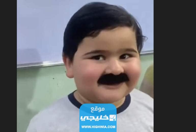 الطفل العراقي ذو الشارب المستعار.. من هو يزن صاحب الشارب الغريب