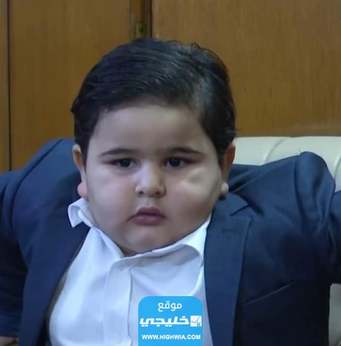 صور الطفل ذو الشارب المستعار