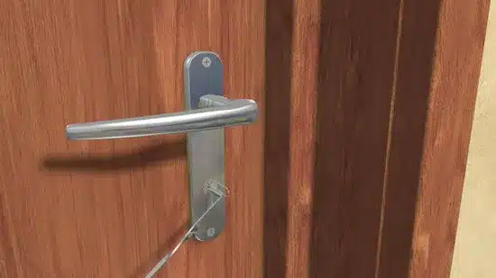 طريقة فتح الباب بدون مفتاح بالصور