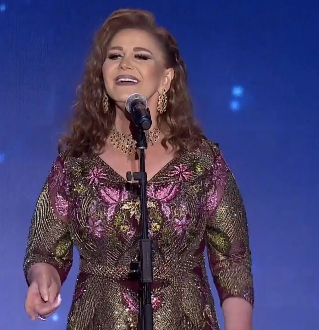 شاهد سقوط ميادة الحناوي في حفل جدة بالصور والفيديو