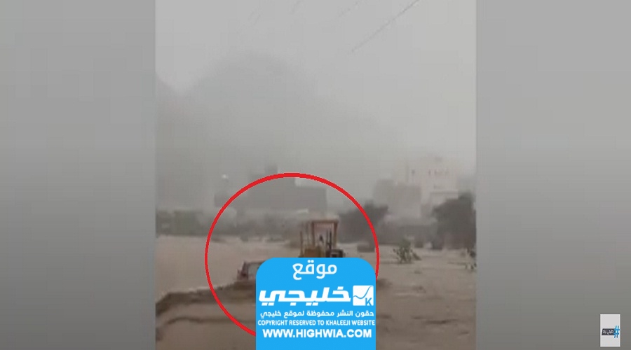 فيديو لحظة إنقاذ مواطن لعائلة محتجزة في سيول محافظة المخواة