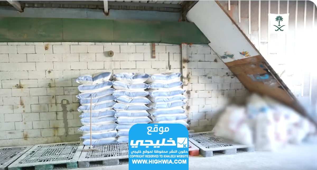ضبط عمالة مخالفة تغش في تعبئة الدقيق في الرياض.