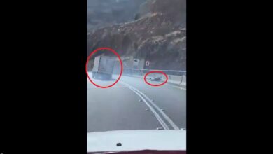 انقلاب شاحنة في عقبة ضلع بعسير والسائق يقفز