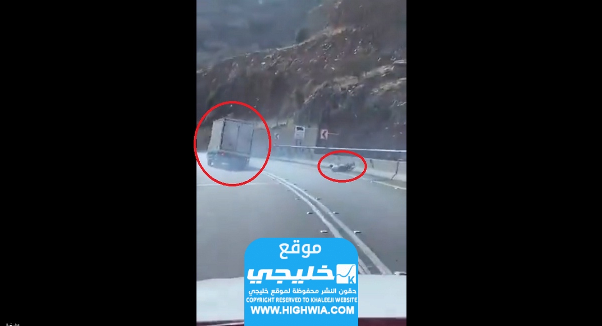 انقلاب شاحنة في عقبة ضلع بعسير والسائق يقفز