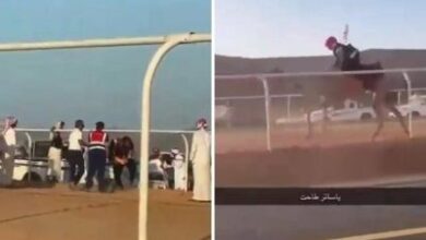 فيديو سقوط فتيات مشاركات في سباق كأس الهجن بالعلا